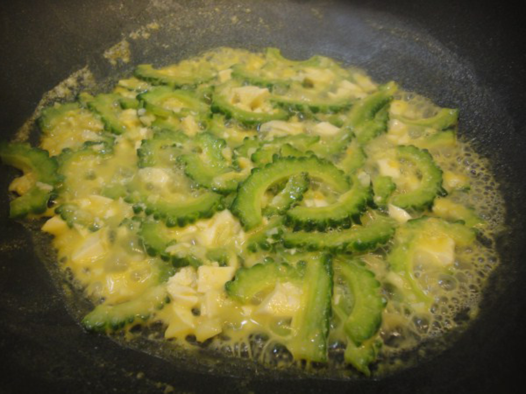 咸蛋煎苦瓜的做法窍门是什么,炒苦瓜味道不大怎么办