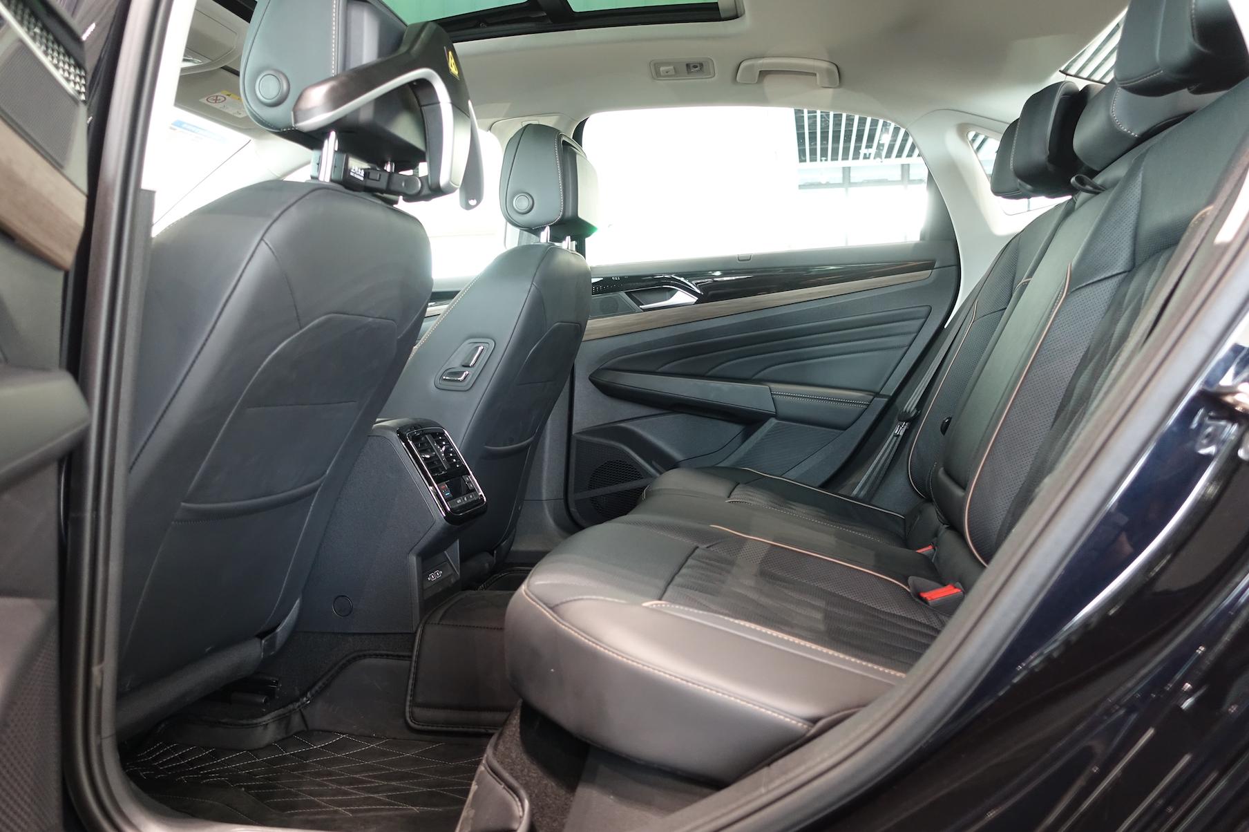 新款帕萨特后排对比迈腾后排空间,静态体验迈巴赫