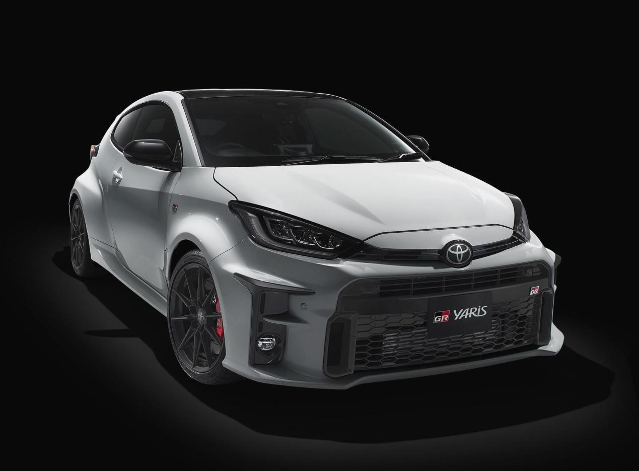 丰田雅力士对比飞度,丰田雅力士这款车的操作怎么样呢