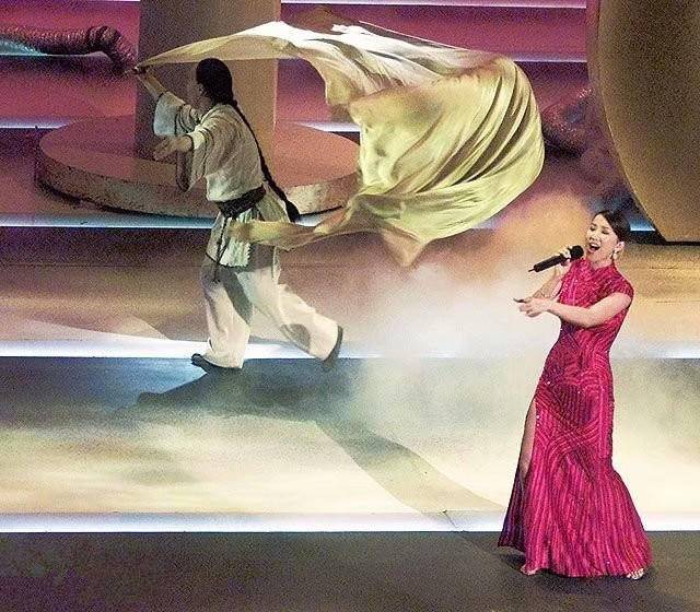 出生前丧父，不认命成郑秀文师妹，又被雪藏还失声却变天后嫁豪门