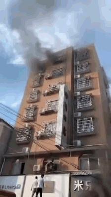 独腿踢球的神奇小子,励志独腿小伙踢足球用坏46副拐杖