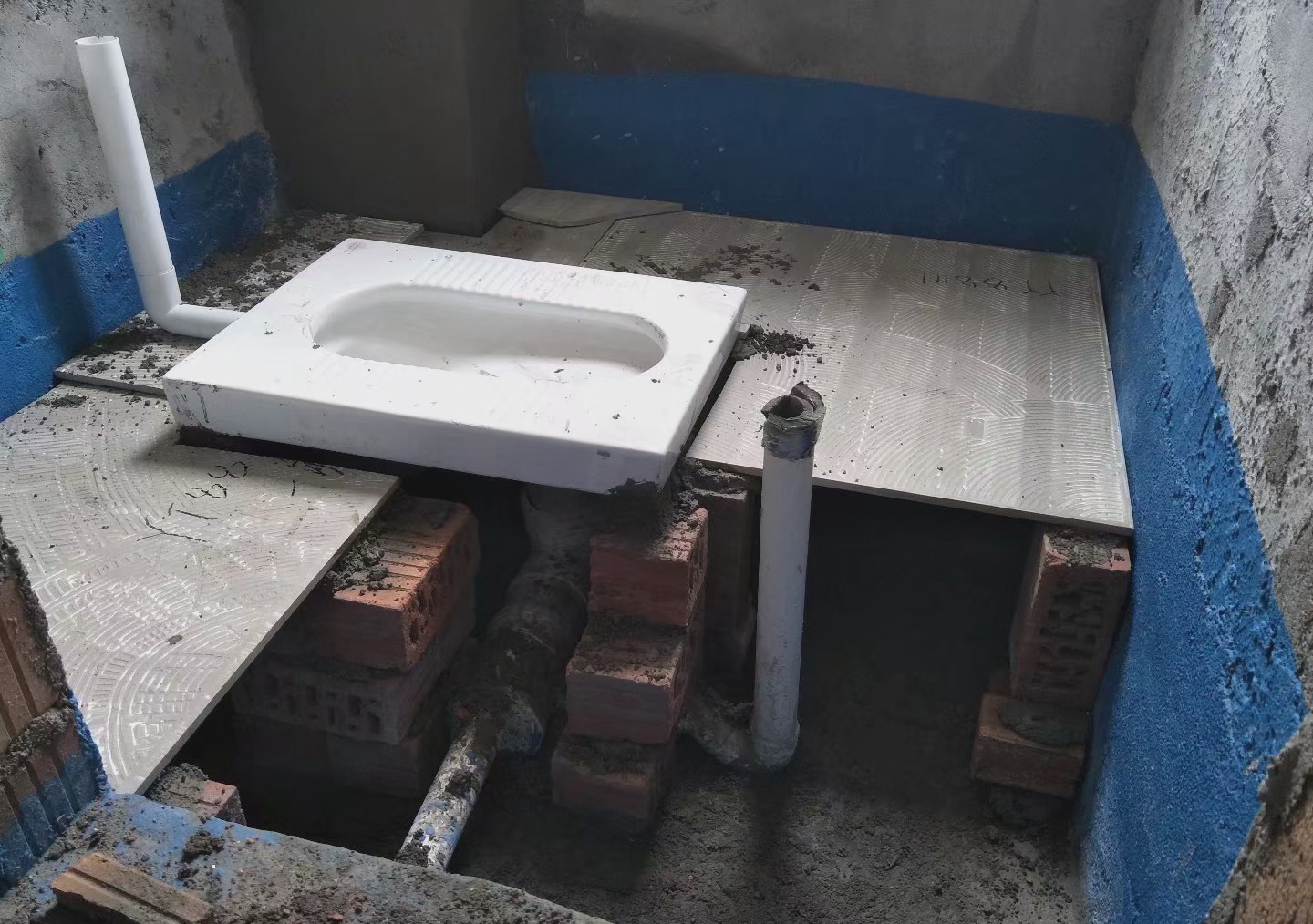 装修好卫生间马桶移位方法,马桶移位器和蹲坑移位器一样吗