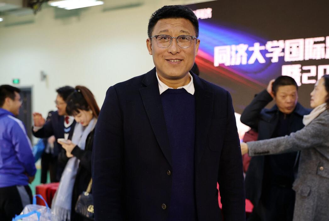 谢晖因酒后失言惨遭停职,前国脚谢晖酒后失言被停职视频