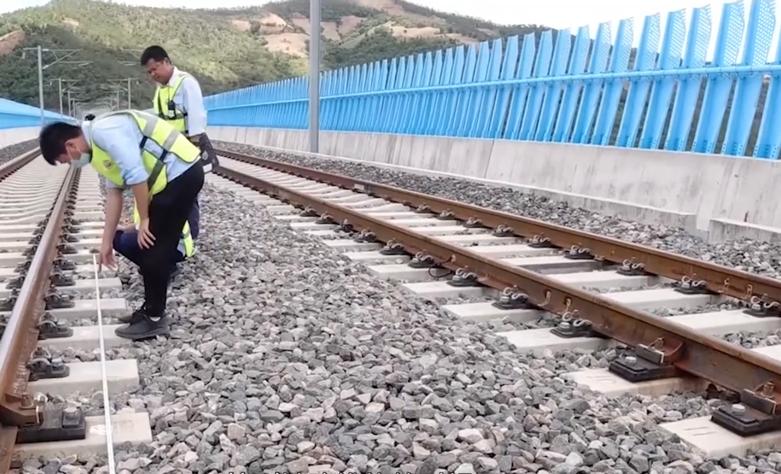 轨道下的碎石子是啥？为啥火车轨道下面要铺，高铁轨道上却不用
