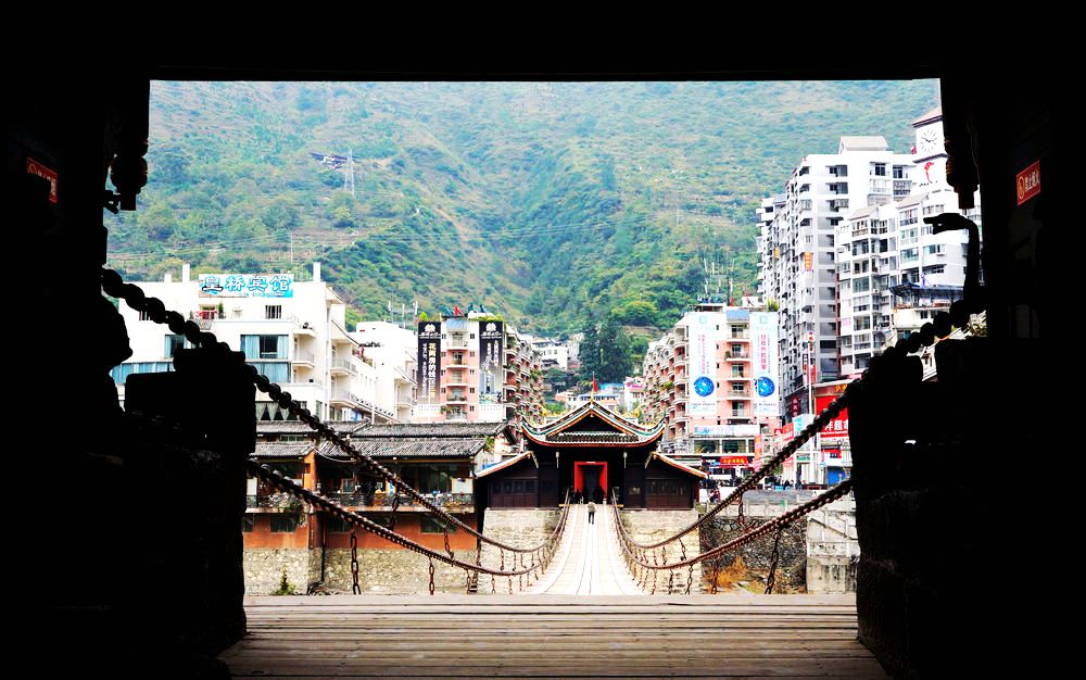 终于弄清楚，红军长征时飞夺的泸定桥由12164个铁链组成