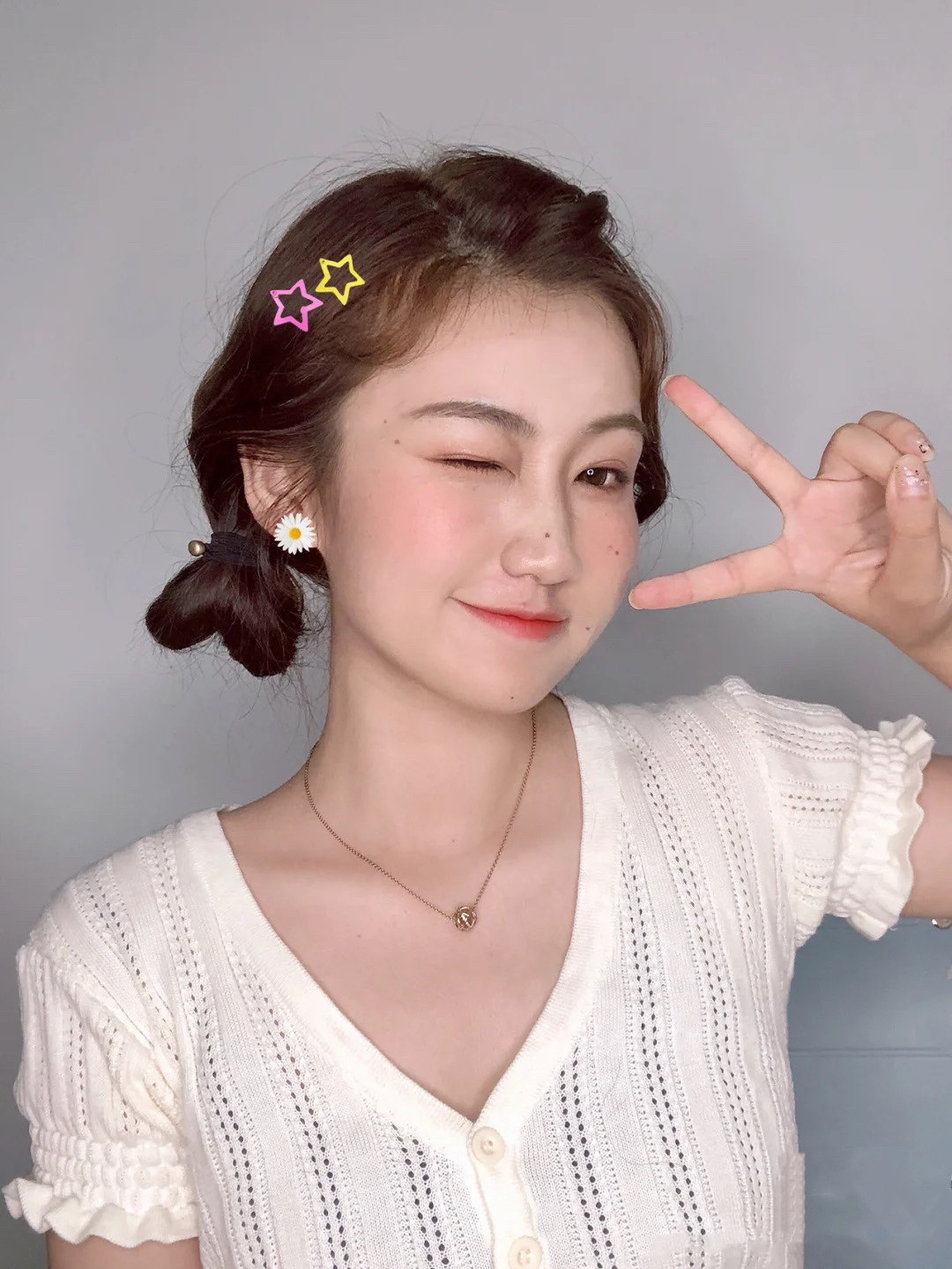 卷发且毛躁的头发怎么扎简单好看,5到60岁的中老年人卷发怎么扎好看