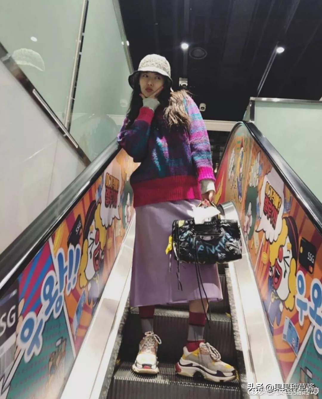 杨幂黑色字母袜王牌对王牌,杨幂格子衫高筒靴秀逆天长腿