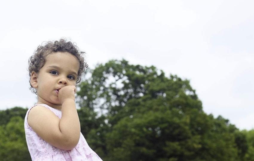 孩子易怒咬指甲是怎么回事,孩子咬指甲眨眼睛是什么原因