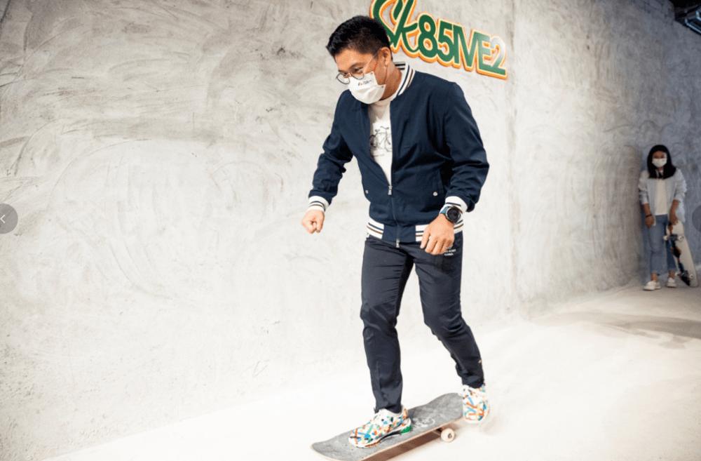 郭晶晶和霍启刚一家穿运动鞋,霍启刚陪郭晶晶玩滑板