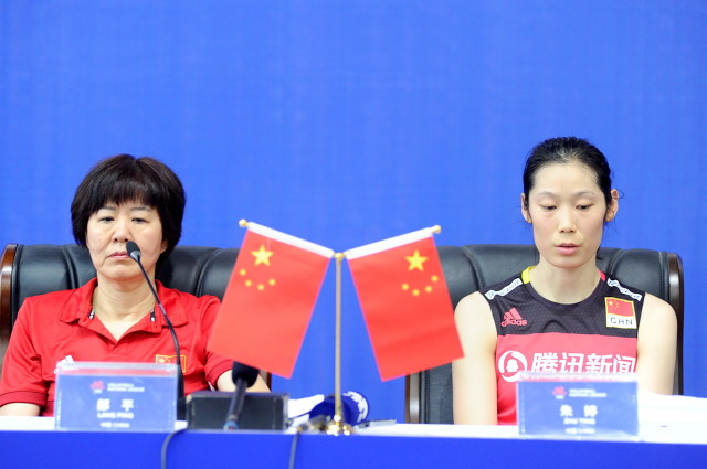 郎平告别,郎平退役队员采访痛哭