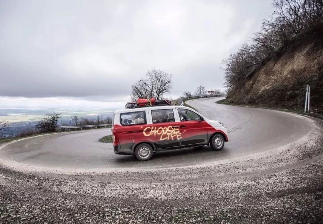 95后开着五菱环游世界,95后开面包车环游世界