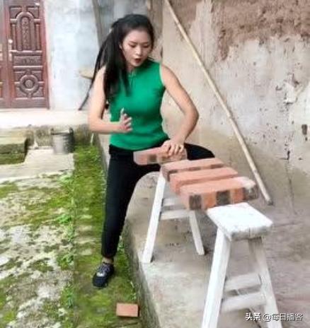 搞笑gif铁砂掌,铁砂掌传人一掌劈开十块砖头