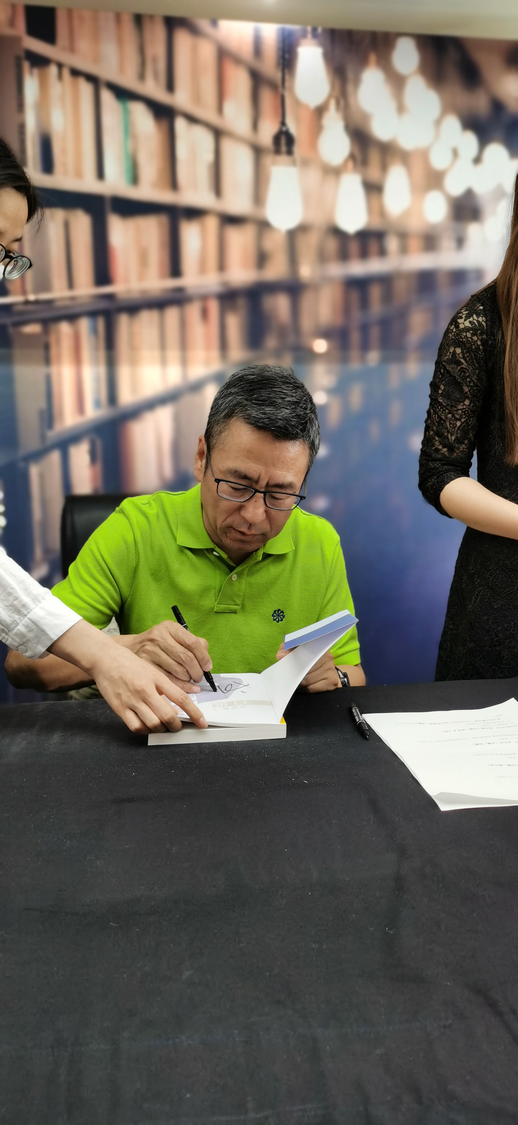 白岩松书店直播完整版,白岩松直播间在线观看