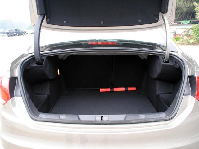 反锁车内如何自救,被反锁车里如何开