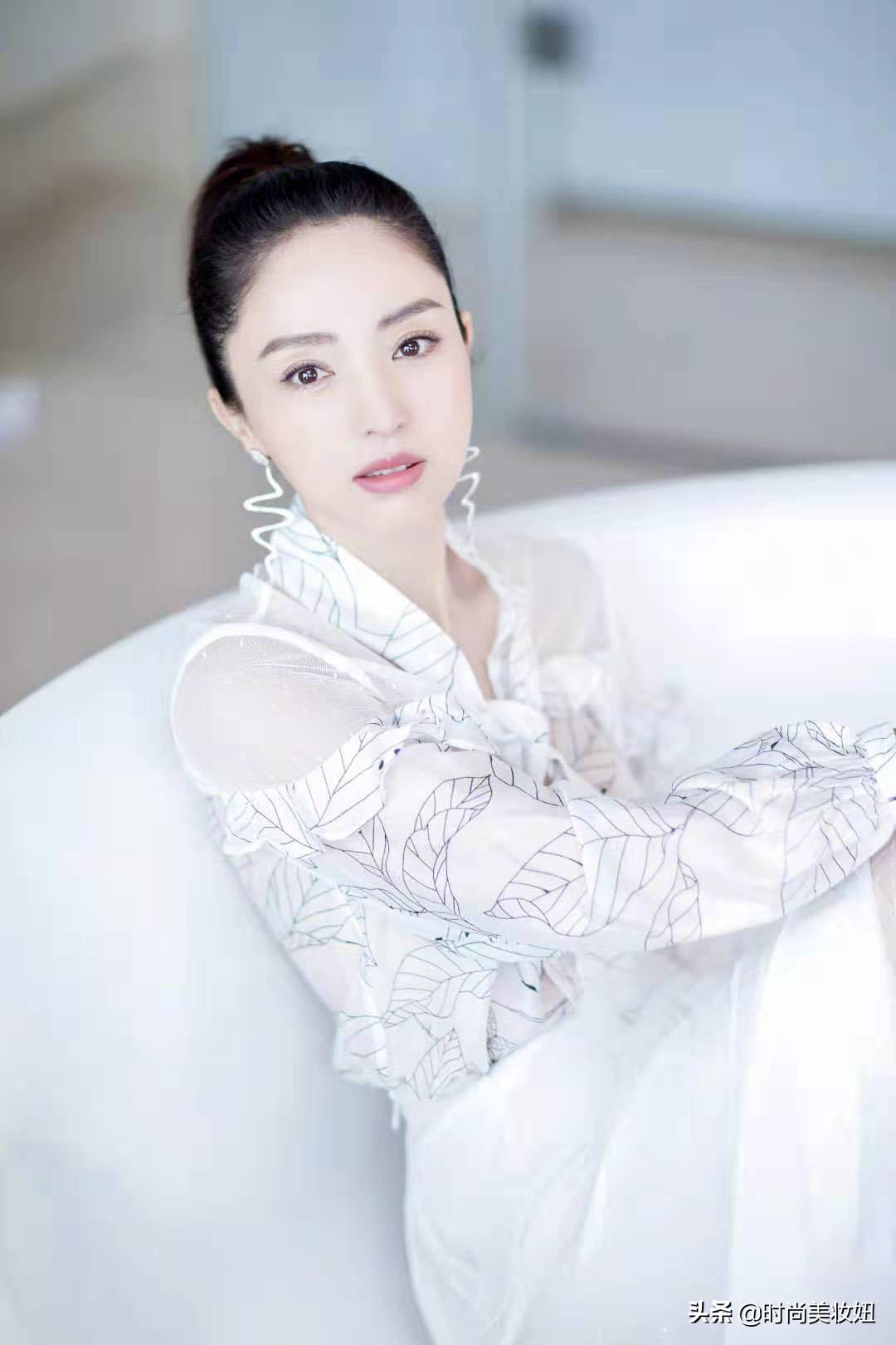 董璇穿黑白裙裙装清纯,董璇蓝色裙子穿搭