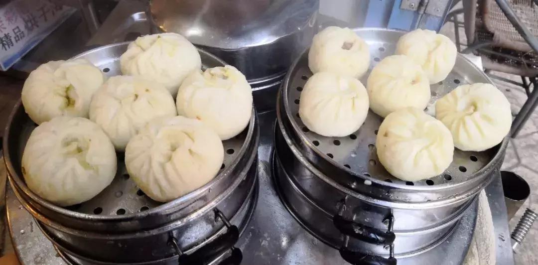 “老板儿,来十个包子,肉的哈~”都江堰人的早晨从这口油滋滋开始,这8家包子店,你最钟意哪家?