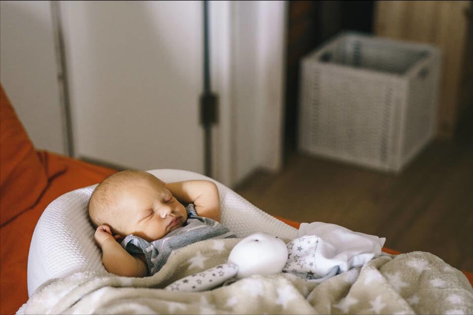 一点响声就睡不着什么原因,宝宝睡觉有点声音就醒的处理方法