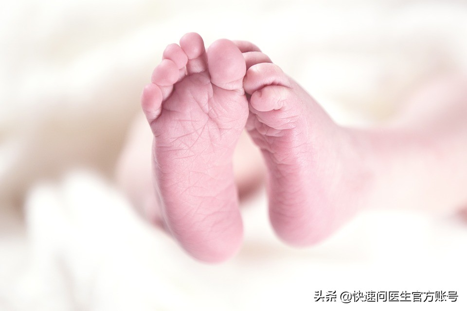 新生儿出现这几种异常状况不要慌,新生儿哪六种异常现象不必惊慌呢