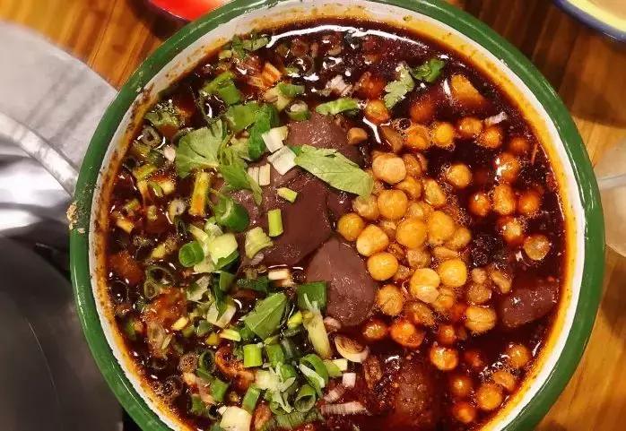 终于被我吃到了！这一锅90年代的麻辣烫，才是咱老成都挂念的市井味啊！