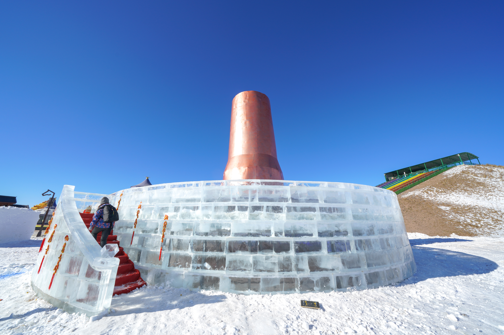 美也声声马鸣，冰雪晶莹！壮哉辽阔草原，新岁康安