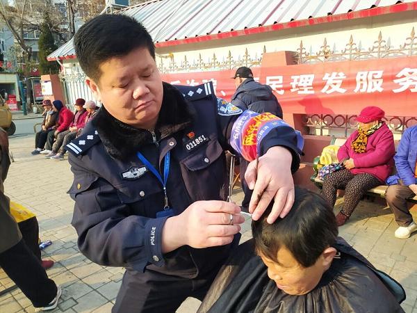 为什么我愿意把家里钥匙交给你?因为你的名字叫“警察”