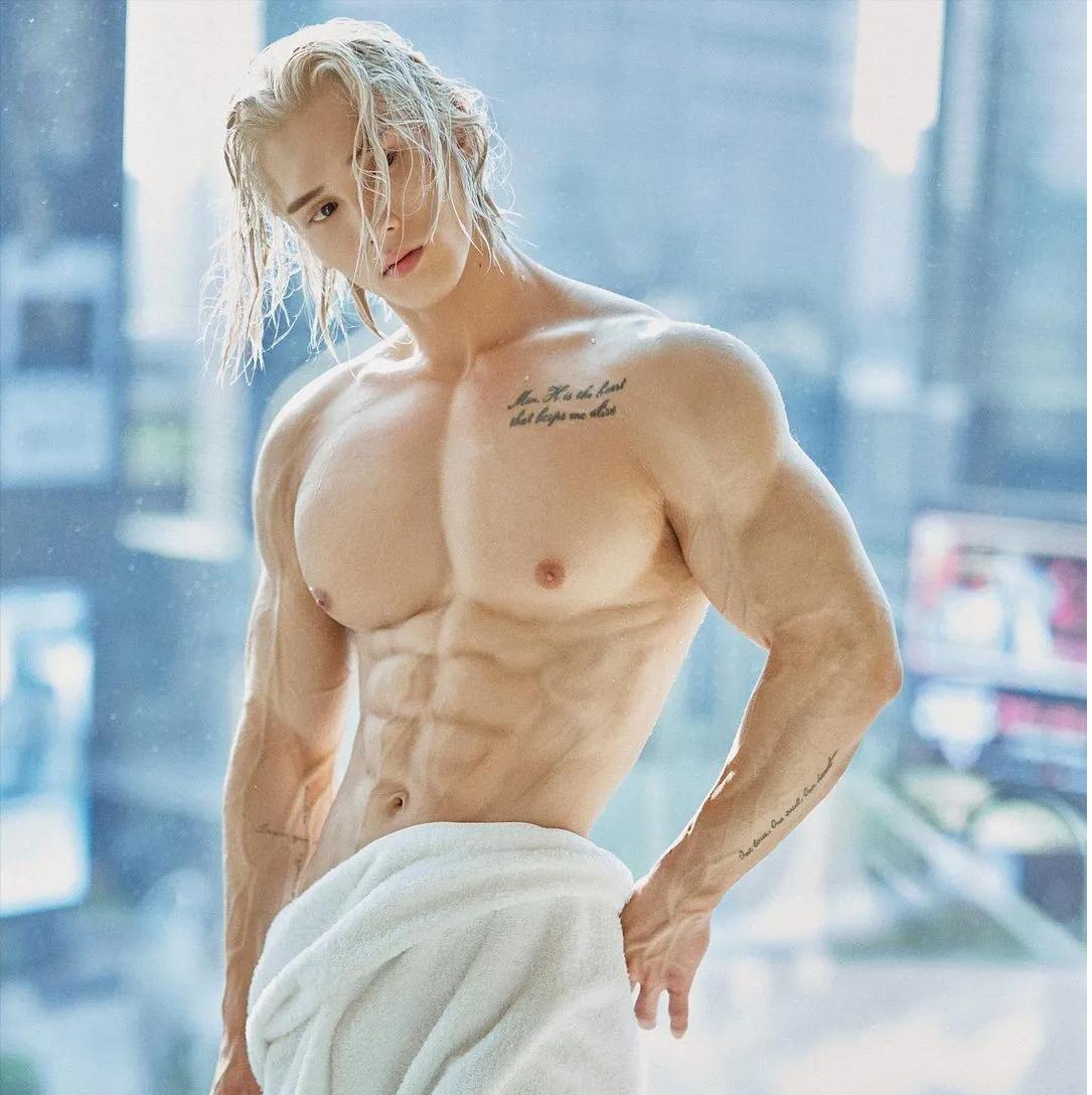 韩国白发肌肉小哥,韩国肌肉小哥染发