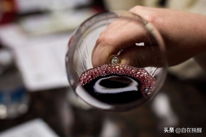 葡萄酒打开喝不完咋办,葡萄酒打开时间长了还能喝吗