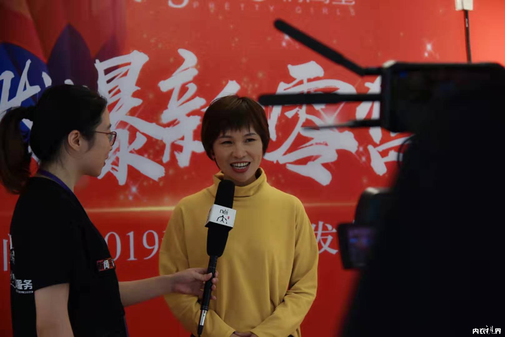 燃爆新零售！热烈祝贺俏闺蜜2019秋冬新品发布会圆满成功