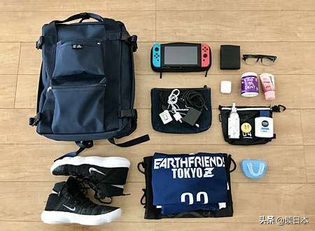 精致日本男孩的包包里都装了些啥？唇膏、防晒......比我还全！