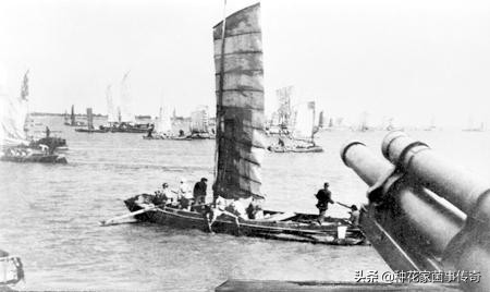 *伯承刘**用稻草、张震用猪水泡，各显神通做救生圈，百万雄师齐备战