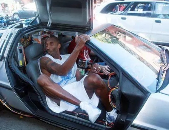 篮球明星詹姆斯的10款豪车 (乔丹詹姆斯车库对比)