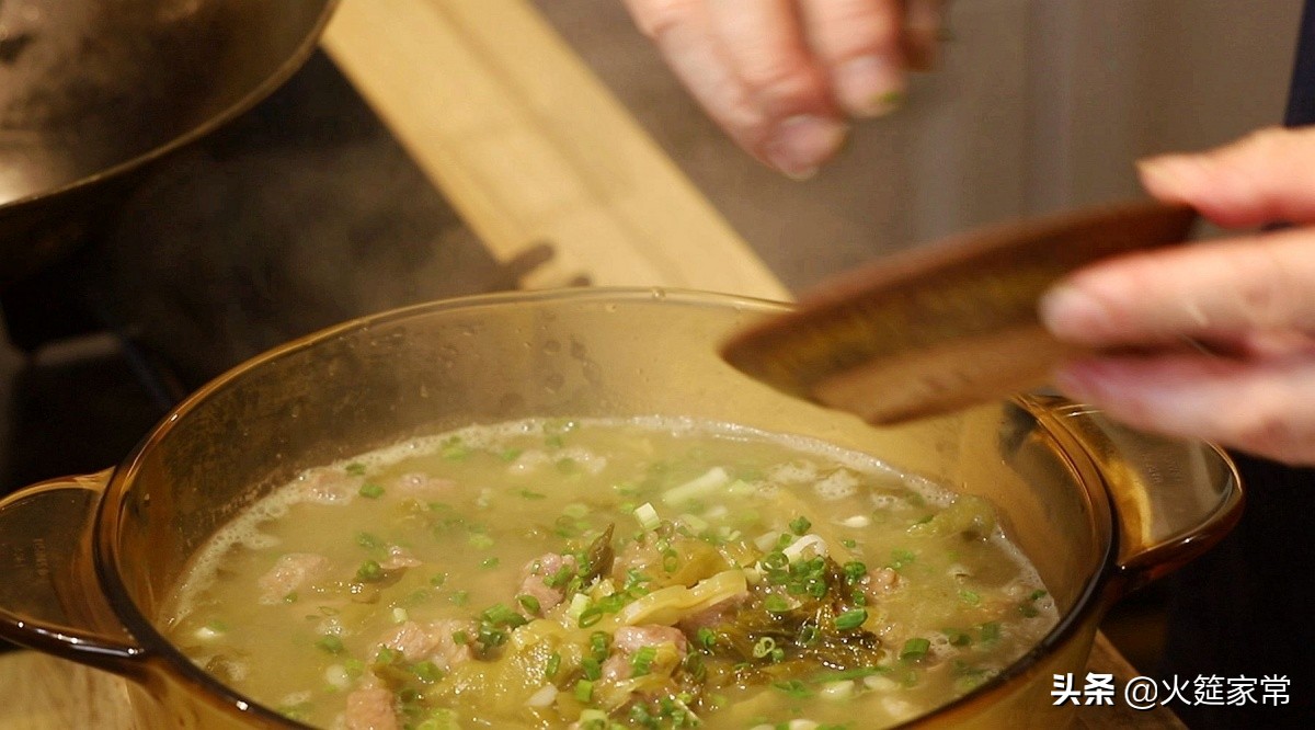 酸菜滑肉汤，老师傅教你肉片爽滑鲜嫩的小窍门，一学就会