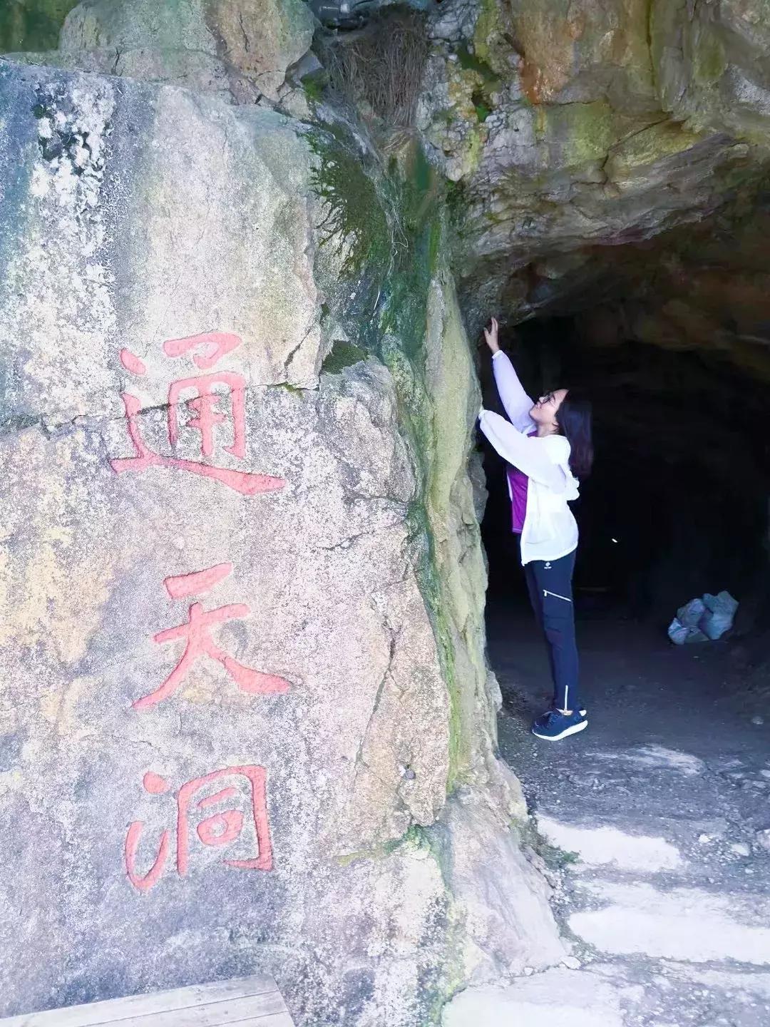 悬崖滑梯风景区,悬崖峭壁雪滑梯