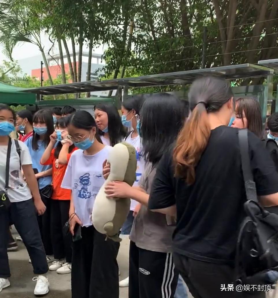 为什么五金厂工资比电子厂高,电子厂全是年轻人