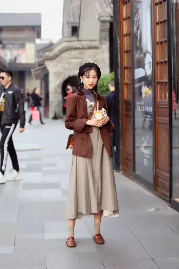 气质冬款裙子穿搭高级感,少女感十足的温柔风穿搭绿色毛衣