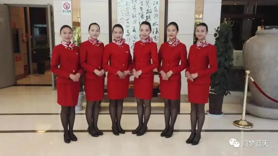 正确坐姿站姿走姿礼仪教案,如何讲解站姿坐姿走姿蹲姿