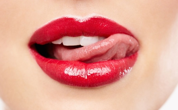 嘴唇一圈干燥起皮发痒是什么原因,长期嘴唇干燥起皮是什么原因