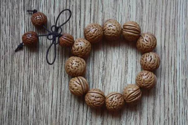 去扫墓戴什么手串辟邪,桃核辟邪佩戴图片