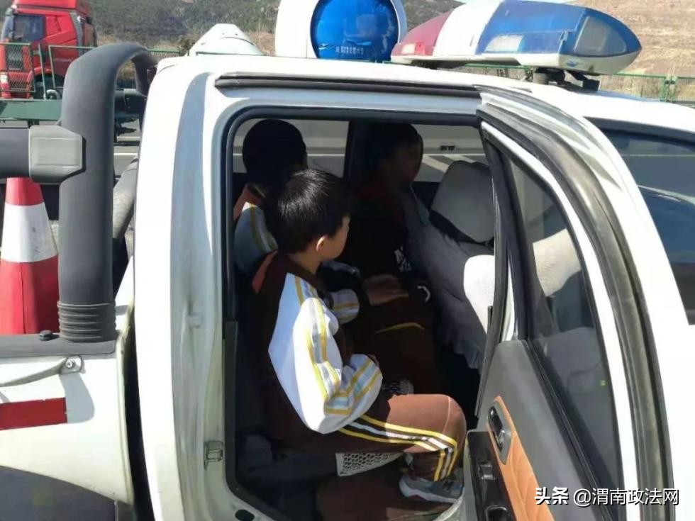 心太大！1岁幼儿“驾车”上了马路，他爹开车在后边跟着……