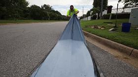 路面贴的胶带,路面凹凸不平坑坑洼洼