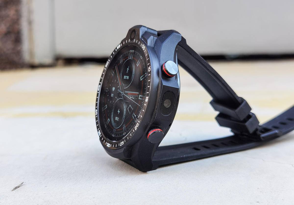 64G+双摄+全网通，是手机还是智能手表：Jeep黑骑士评测