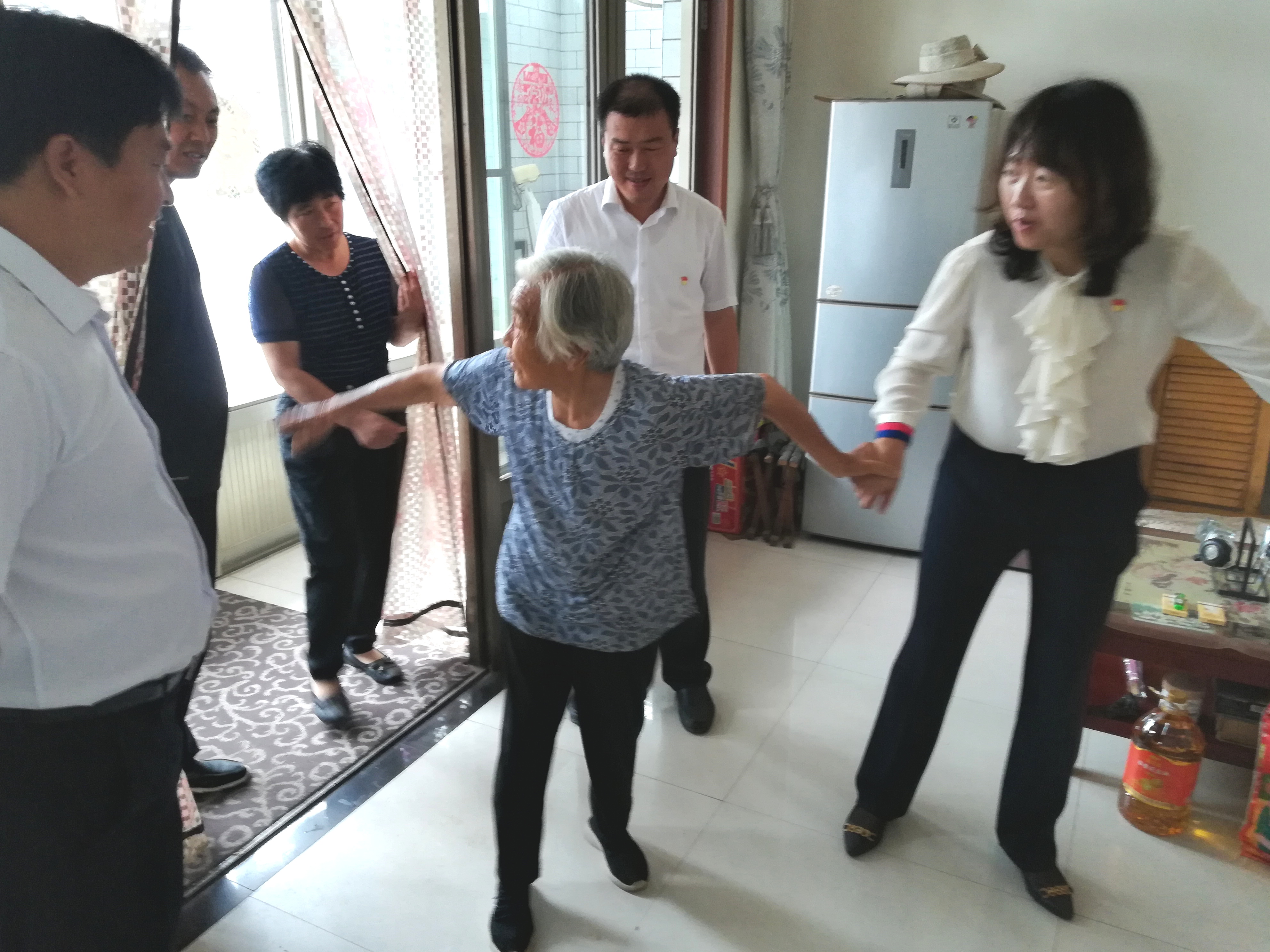 她拉着副区长的手不肯松开