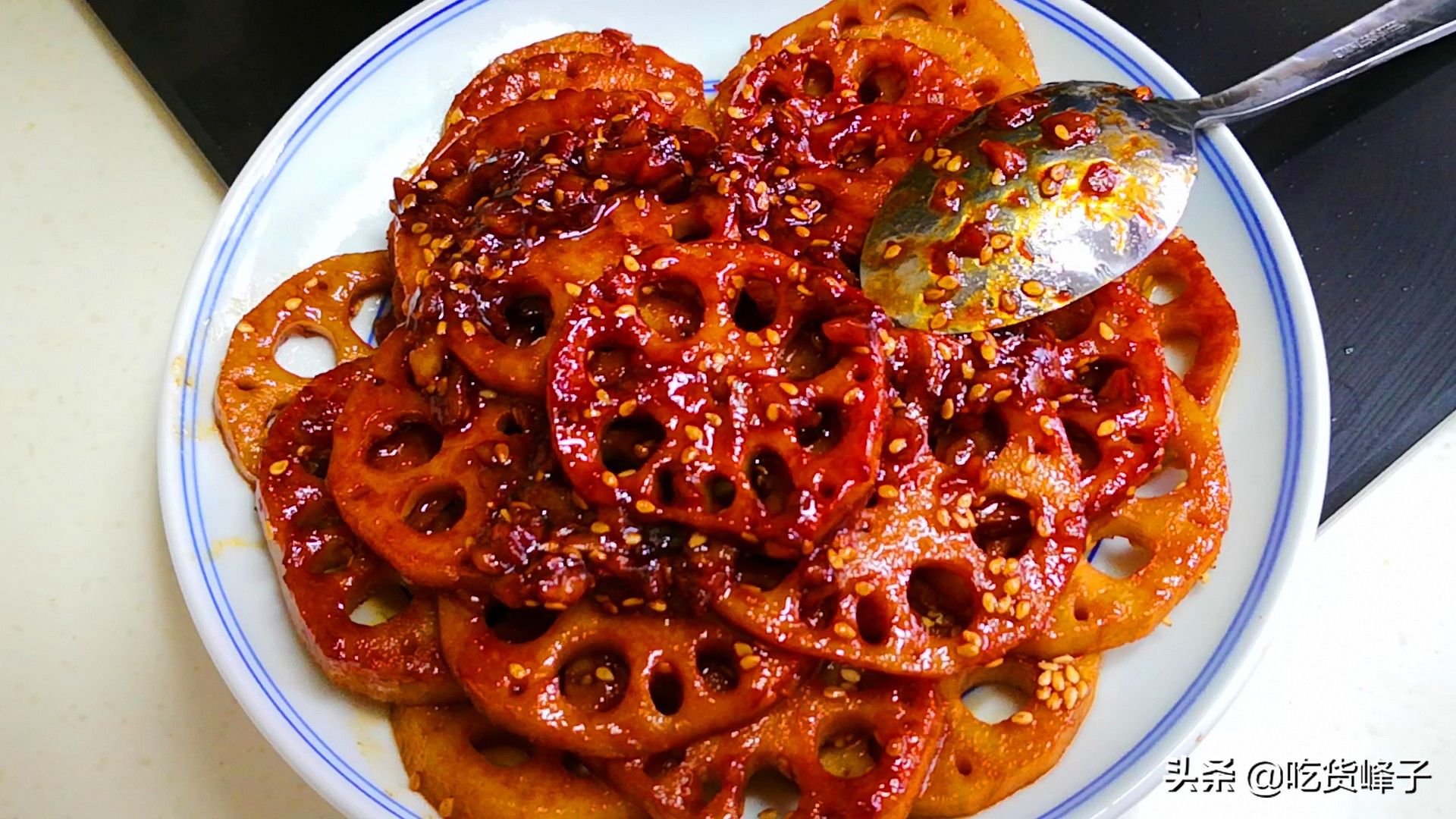 炒莲藕时，用盐泡还是用醋泡？大厨：都错了，这样做莲藕白又脆