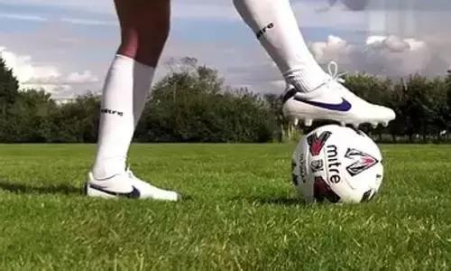 小场地足球教学,足球怎么踢才又高又远教程