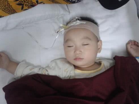 半岁婴儿从床上掉下昏迷至今，宝宝坠床，这种处理方法能避免悲剧