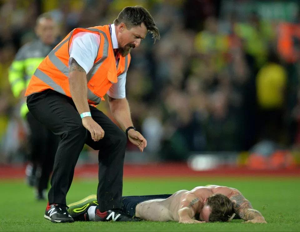 疯狂裸奔！球队4-0失利球迷裸奔为球队制造中场阻截铁粉