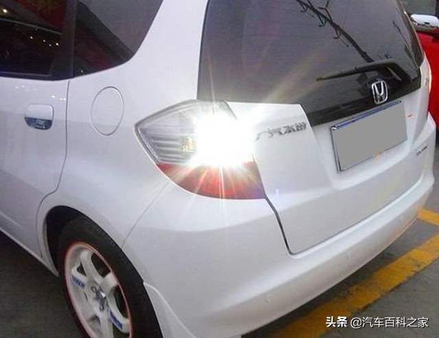 倒车时怎么很好的观察周围情况,晚上开车倒车视线很差怎么解决