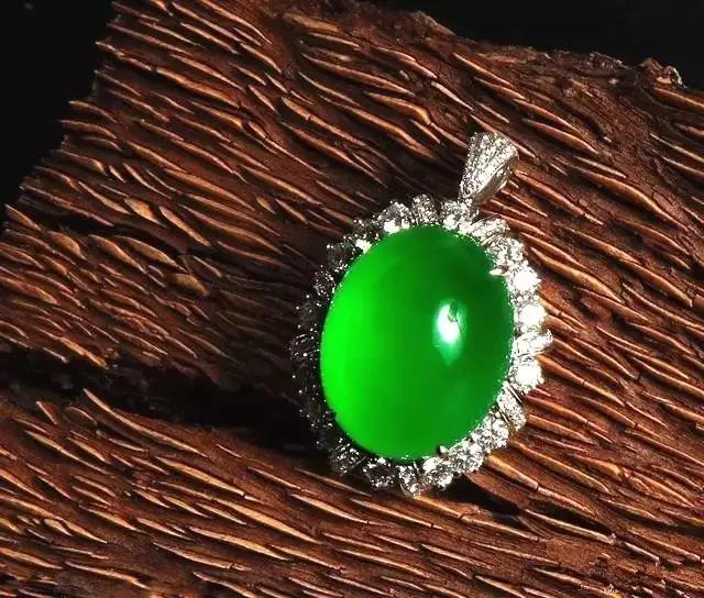 切出极品玻璃种翡翠,切出高冰翡翠