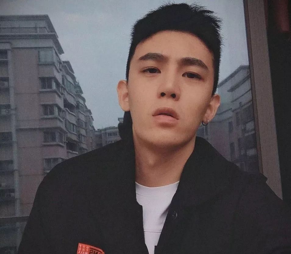 男发两边炸毛如何剪,男生发质细软塌适合怎么剪