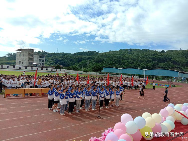 广西柳城中学“19扬帆起航圆梦2022”2019级高二升高三授旗仪式